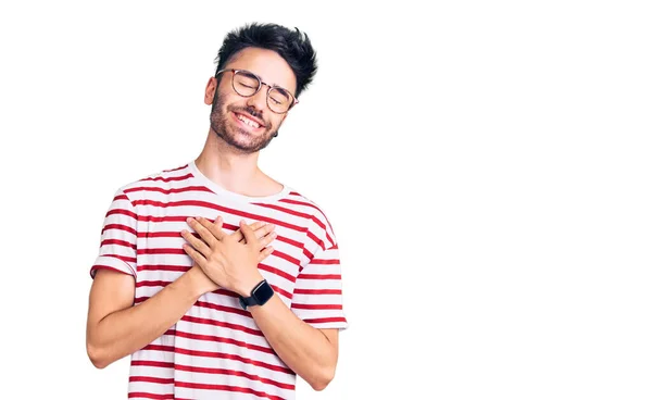 Ung Latinamerikansk Man Klädd Avslappnade Kläder Leende Med Händerna Bröstet — Stockfoto