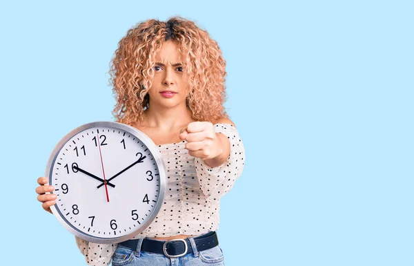 Ung Blond Kvinna Med Lockigt Hår Håller Stor Klocka Irriterad — Stockfoto