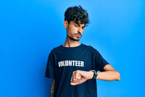 Junger Hispanischer Mann Freiwilligen Shirt Der Der Armbanduhr Die Uhrzeit — Stockfoto