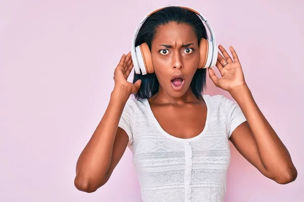 Junge Afrikanisch Amerikanische Frau Hört Musik Mit Kopfhörern Angst Und — Stockfoto