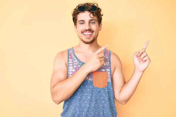 Young Caucasian Man Curly Hair Wearing Casual Style Sleeveless Shirt — Stock Photo, Image