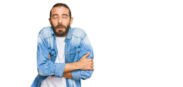 Homem Atraente Com Cabelos Longos Barba Vestindo Casuais Jaqueta Ganga — Fotografia de Stock