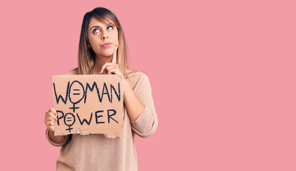 Mujer Hermosa Joven Sosteniendo Bandera Del Poder Mujer Cara Seria — Foto de Stock