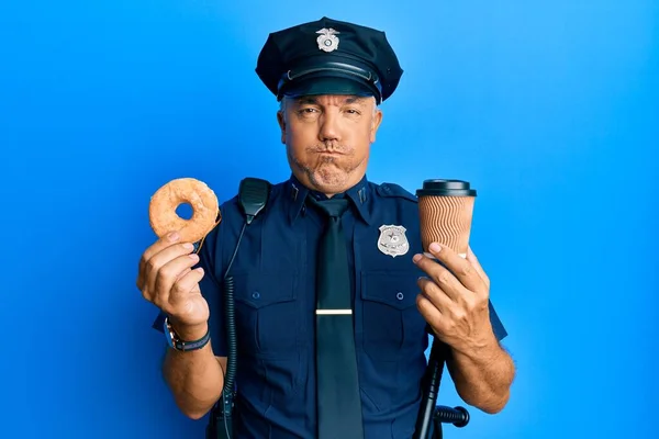 Yakışıklı Olgun Bir Polis Donut Yiyor Komik Suratlı Kahve Şişiren — Stok fotoğraf