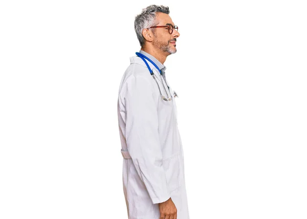 Homem Cabelos Grisalhos Meia Idade Vestindo Uniforme Médico Estetoscópio Olhando — Fotografia de Stock