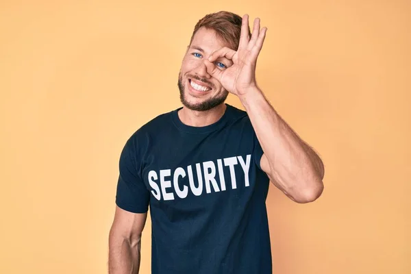 Jovem Caucasiano Homem Vestindo Segurança Shirt Fazendo Gesto Com Mão — Fotografia de Stock