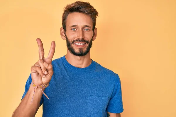 Hombre Caucásico Guapo Con Barba Usando Ropa Casual Mostrando Apuntando — Foto de Stock