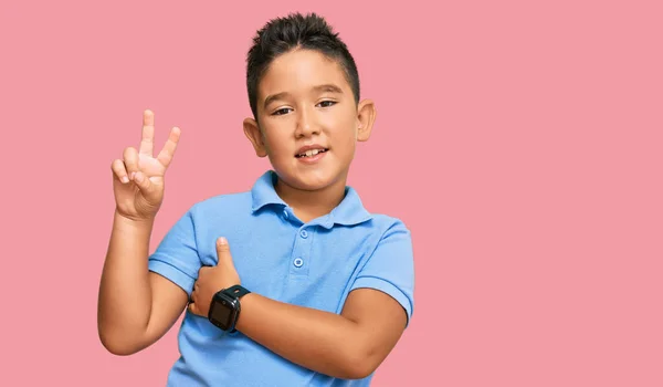 Petit Garçon Hispanique Enfant Portant Des Vêtements Décontractés Souriant Avec — Photo