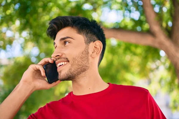 Jonge Latijnse Man Glimlachend Gelukkig Praten Smartphone Lopen Stad — Stockfoto