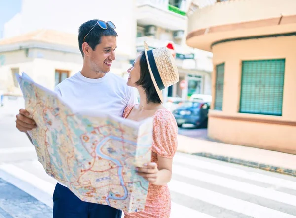 Belo Casal Férias Sorrindo Mapa Cidade Exploração Feliz Rua Cidade — Fotografia de Stock