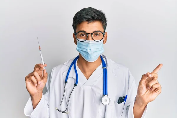 Jovem Homem Bonito Vestindo Uniforme Médico Máscara Médica Segurando Seringa — Fotografia de Stock