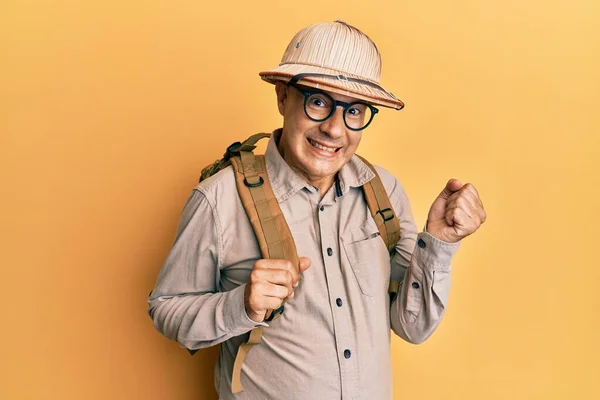 Homem Careca Meia Idade Usando Chapéu Explorador Mochila Gritando Orgulhoso — Fotografia de Stock