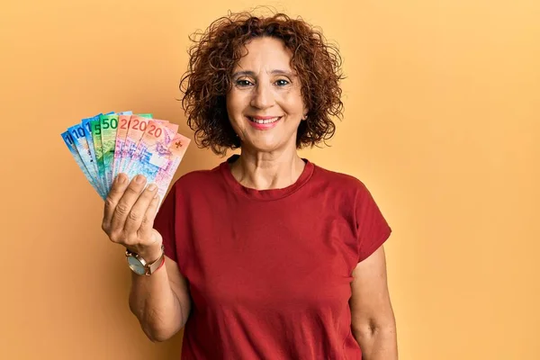 Schöne Reife Frau Mittleren Alters Mit Schweizer Franken Banknoten Die — Stockfoto