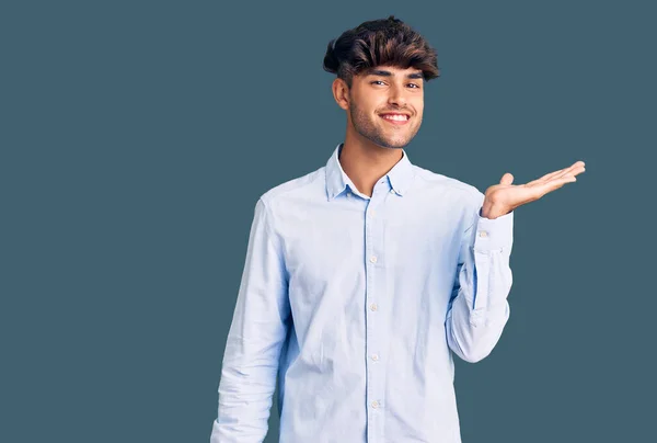 Jonge Spaanse Man Draagt Casual Shirt Lachende Vrolijke Presentatie Wijzen — Stockfoto