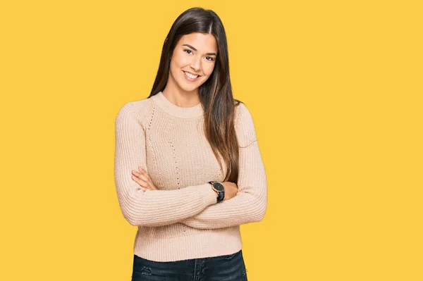 Jonge Brunette Vrouw Draagt Casual Winter Trui Vrolijk Gezicht Glimlachend — Stockfoto