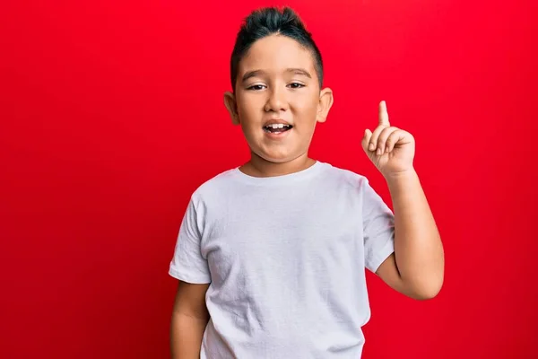 Menino Hispânico Usando Camiseta Branca Casual Apontando Dedo Para Cima — Fotografia de Stock