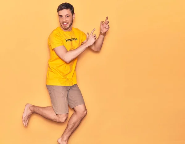 Homem Hispânico Bonito Jovem Vestindo Shirt Com Mensagem Palavra Felicidade — Fotografia de Stock