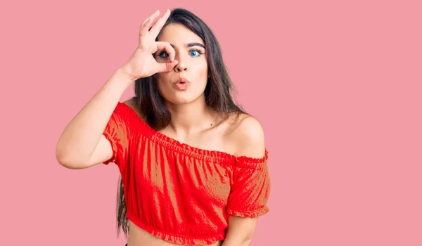 Ragazza Adolescente Bruna Indossa Vestiti Casual Facendo Gesto Scioccato Con — Foto Stock