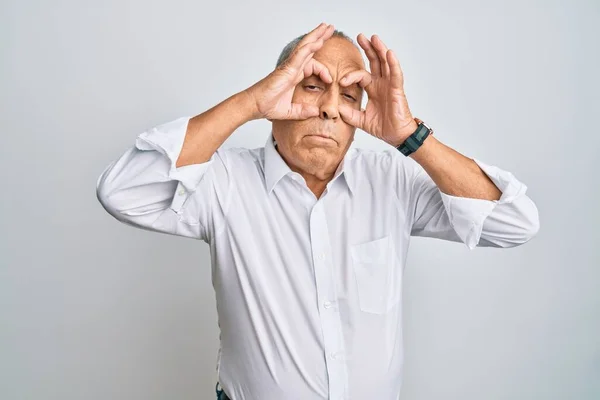Hezký Starší Muž Běžné Bílé Košili Snaží Otevřít Oči Prsty — Stock fotografie