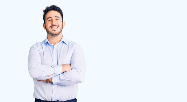 Jovem Hispânico Vestindo Roupas Negócios Rosto Feliz Sorrindo Com Braços — Fotografia de Stock