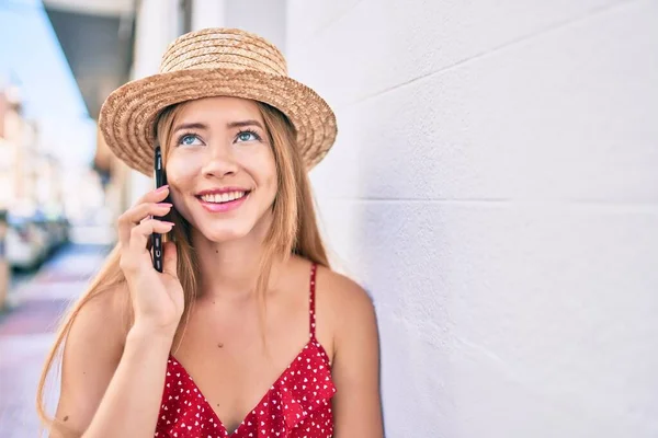 Young Caucasian Tourist Girl Smiling Happy Talking Smartphone Leaning Wall — ストック写真