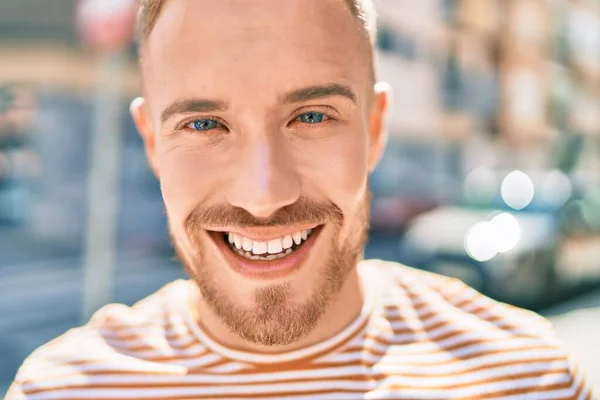 Junger Irischer Mann Lächelt Glücklich Auf Der Straße Der Stadt — Stockfoto