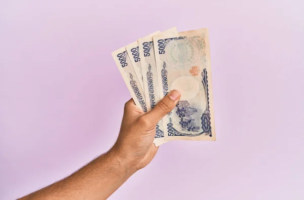Mano Hispana Sosteniendo 5000 Billetes Yen Japoneses Sobre Fondo Rosa —  Fotos de Stock