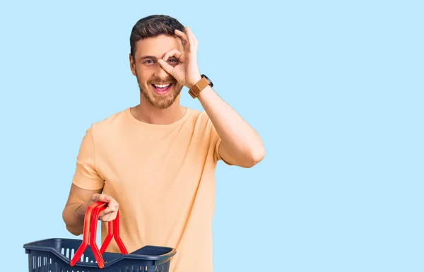 Hübscher Junger Mann Mit Bär Hält Supermarkt Einkaufskorb Lächelnd Glücklich — Stockfoto