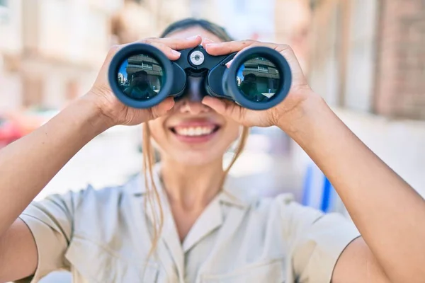 Junge Schöne Blonde Kaukasische Frau Lächelt Glücklich Freien Einem Sonnigen — Stockfoto