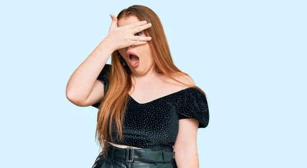 Young Beautiful Redhead Woman Wearing Elegant Clothes Peeking Shock Covering — Stock Photo, Image