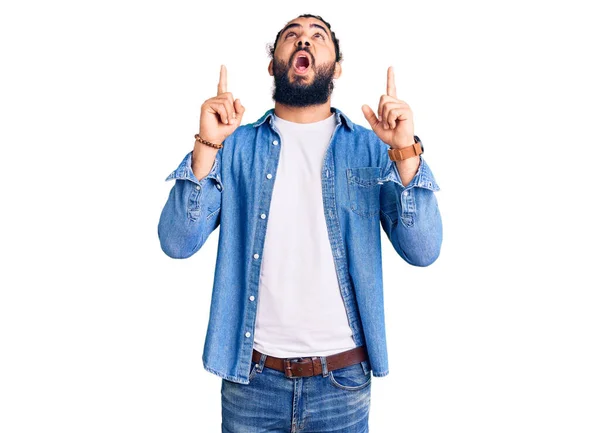 Mladý Arabský Muž Neformální Džínové Košili Užaslý Překvapený Při Pohledu — Stock fotografie