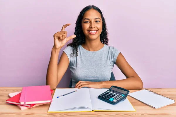 Ung Afrikansk Amerikansk Flicka Revisor Arbetar Kontoret Leende Och Självsäker — Stockfoto