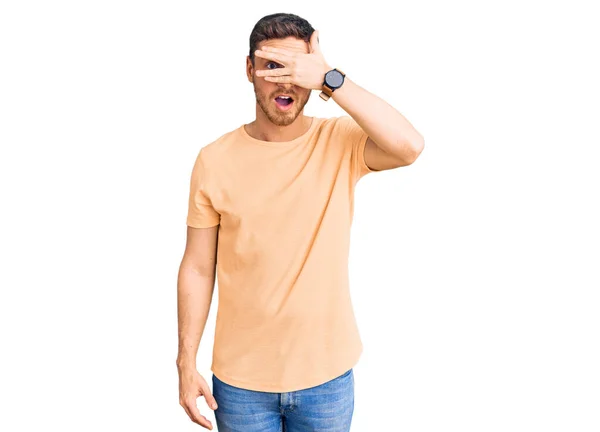 Knappe Jongeman Met Beer Casual Geel Tshirt Gluren Shock Bedekken — Stockfoto