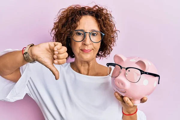 Vacker Medelålders Mogen Kvinna Håller Spargris Bank Med Glasögon Med — Stockfoto