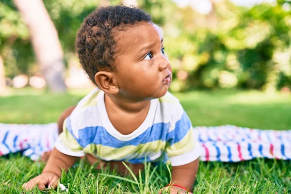 Adorable Bambin Afro Américain Assis Sur Herbe Parc — Photo