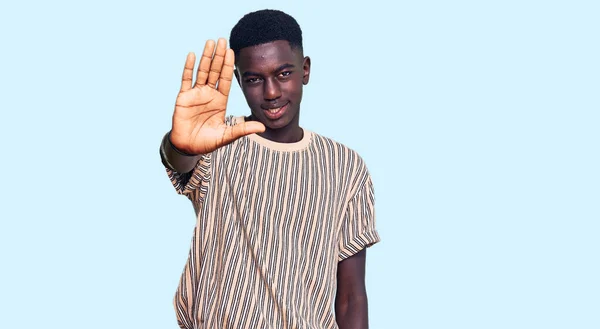 Joven Hombre Afroamericano Vistiendo Ropa Casual Sonriendo Haciendo Gesto Telefónico — Foto de Stock