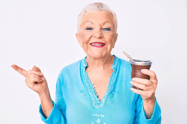 Mulher Bonita Sênior Com Olhos Azuis Cabelos Grisalhos Beber Mate — Fotografia de Stock