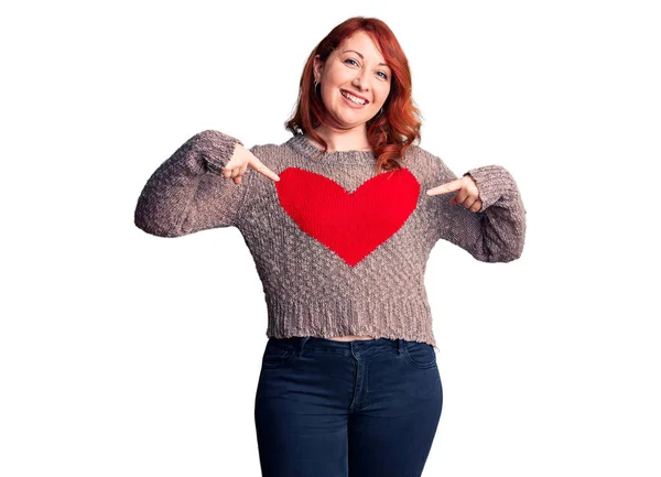 Jonge Mooie Roodharige Vrouw Dragen Casual Hart Trui Kijken Zelfverzekerd — Stockfoto