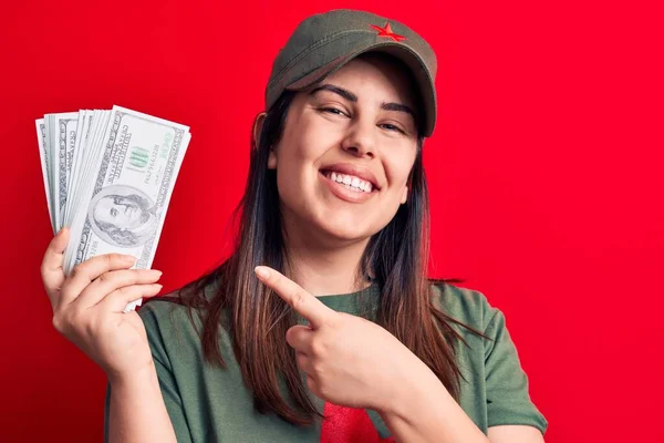 Жінка Футболці Червоною Зіркою Комуністичний Символ Тримає Купу Доларів Банкноти — стокове фото