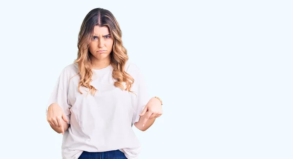 Mulher Branca Jovem Vestindo Roupas Casuais Apontando Para Baixo Olhando — Fotografia de Stock