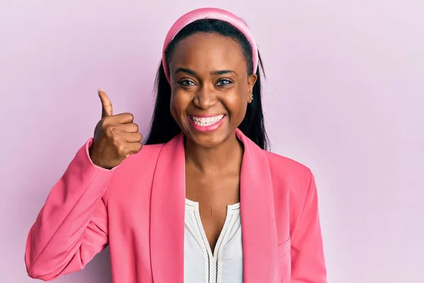 Jonge Afrikaanse Vrouw Draagt Een Zakelijke Jas Glimlachend Gelukkig Positief — Stockfoto