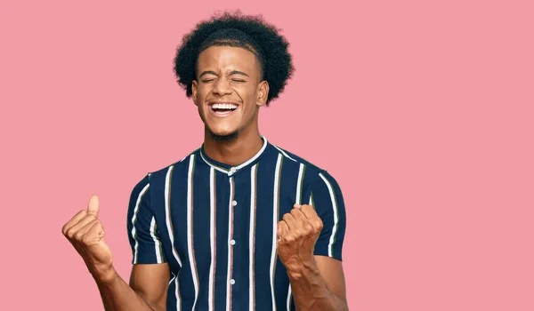 Hombre Afroamericano Con Pelo Afro Vistiendo Ropa Casual Muy Feliz —  Fotos de Stock