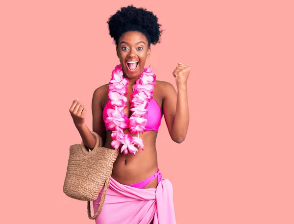 Ung Afrikansk Amerikansk Kvinna Bikini Och Hawaiian Lei Skriker Stolt — Stockfoto
