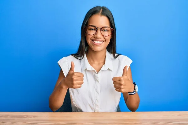 Mooie Latijns Amerikaanse Vrouw Casual Kleding Zittend Tafel Succes Teken — Stockfoto