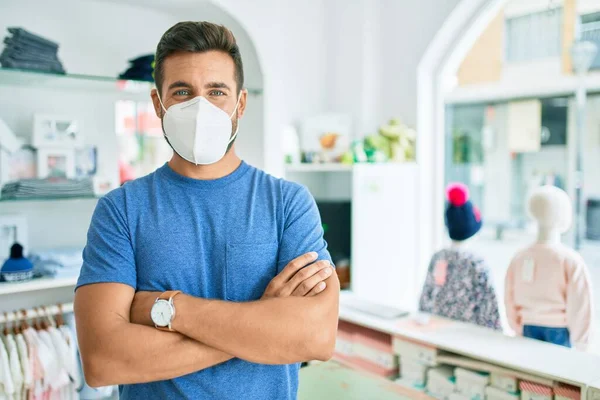 Jovem Homem Bonito Vestindo Máscara Proteção Coronavírus Loja Roupas — Fotografia de Stock