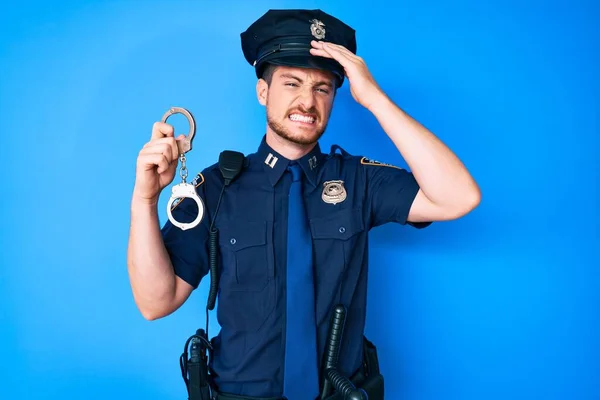 Jonge Blanke Man Politie Uniform Met Handboeien Gefrustreerd Met Hand — Stockfoto