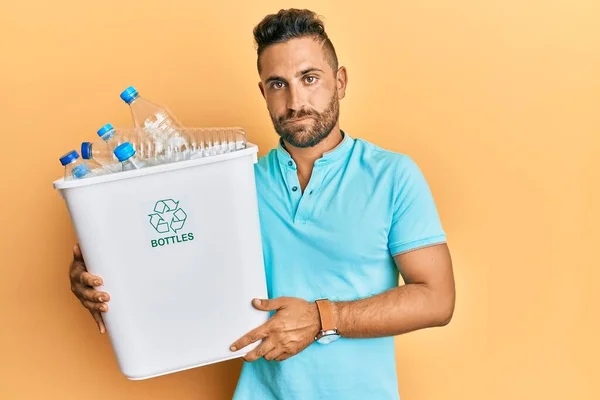 Bonito Homem Com Barba Segurando Reciclagem Cesta Lixo Com Garrafas — Fotografia de Stock
