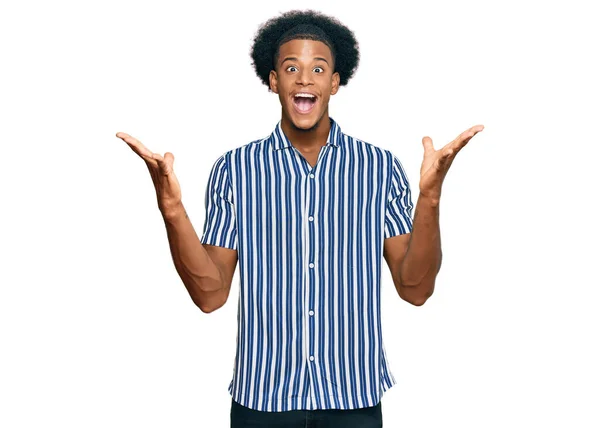 Afro Amerikanischer Mann Mit Afro Haaren Lässiger Kleidung Feiert Sieg — Stockfoto