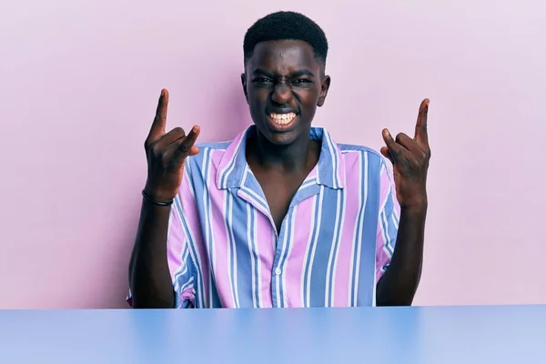 Jonge Afro Amerikaanse Man Draagt Casual Kleren Zittend Tafel Schreeuwen — Stockfoto