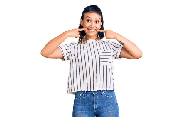 Mujer Joven Vistiendo Ropa Casual Sonriendo Alegre Mostrando Señalando Con —  Fotos de Stock